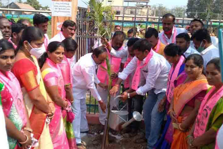 హరిత విప్లవానికి నాంది పలికిన నాయకుడు కేసీఆర్​: మంత్రి ఈటల