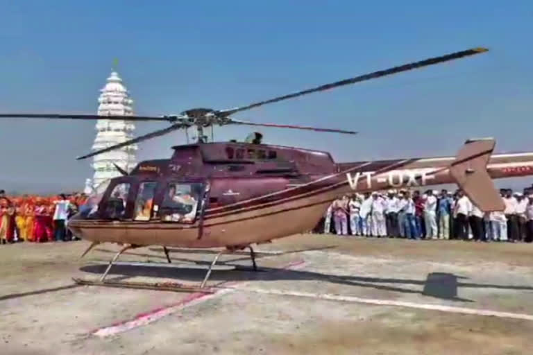 Jalinder Gagare  sarpanch arrives in helicopter to take oath  Maha sarpanch arrives in helicopter  Ambi-Dumala village  ಹೆಲಿಕಾಪ್ಟರ್​ ಮೂಲಕ ಆಗಿಮಿಸಿದ ಅಧ್ಯಕ್ಷ  ಹೆಲಿಕಾಪ್ಟರ್​ ಮೂಲಕ ಆಗಿಮಿಸಿದ ಗ್ರಾಮ ಪಂಚಾಯ್ತಿ ಅಧ್ಯಕ್ಷ  ಅಹ್ಮದ್​ನಗರದಲ್ಲಿ ಹೆಲಿಕಾಪ್ಟರ್​ ಮೂಲಕ ಆಗಿಮಿಸಿದ ಸರ್ಪಂಚ್​