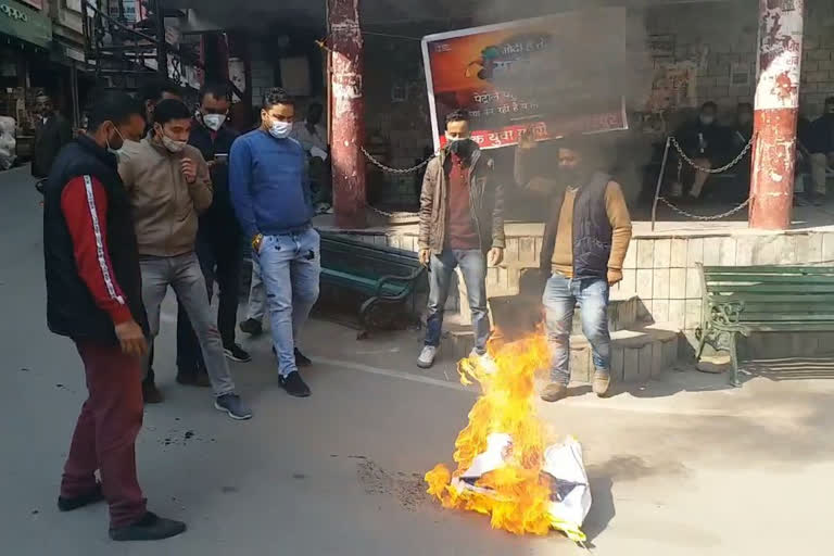 youth congress protest against government in hamirpur