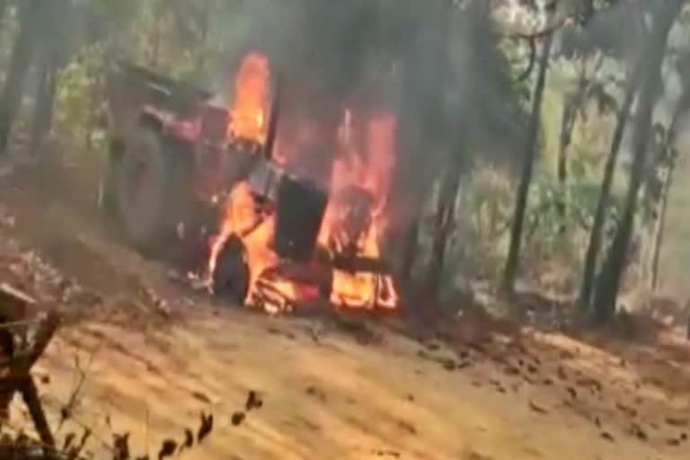 Naxalites set fire to 8 vehicles