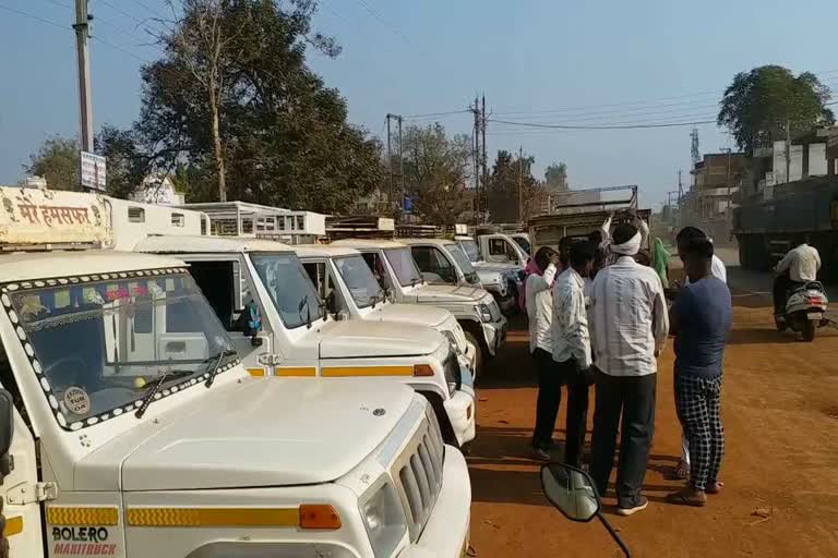 risk-of-road-accident-due-to-lack-of-taxi-stand-in-bemetara