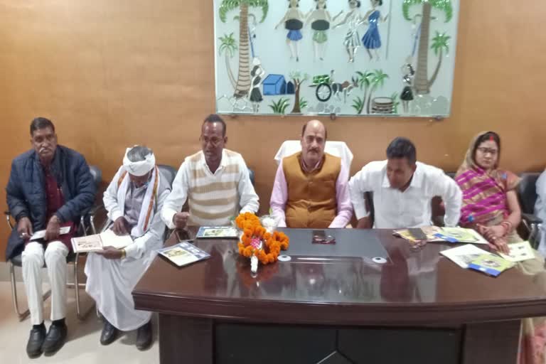 thaneshwar-sahu-took-a-meeting-of-officials-regarding-government-plans-in-kawardha