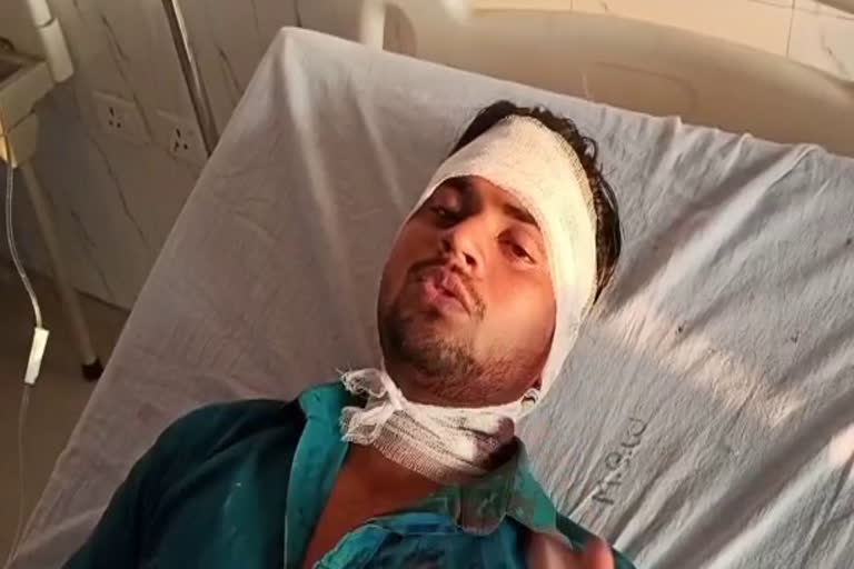 Fencing for 500 rupees,  Wounded on a young man's throat,  accused arrested in bharatpur,  500 रुपये को लेकर चाकूबाज़ी