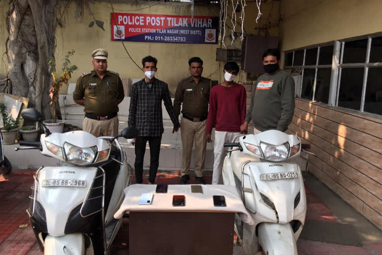 Delhi police arrested two snatchers in Tilak Nagar