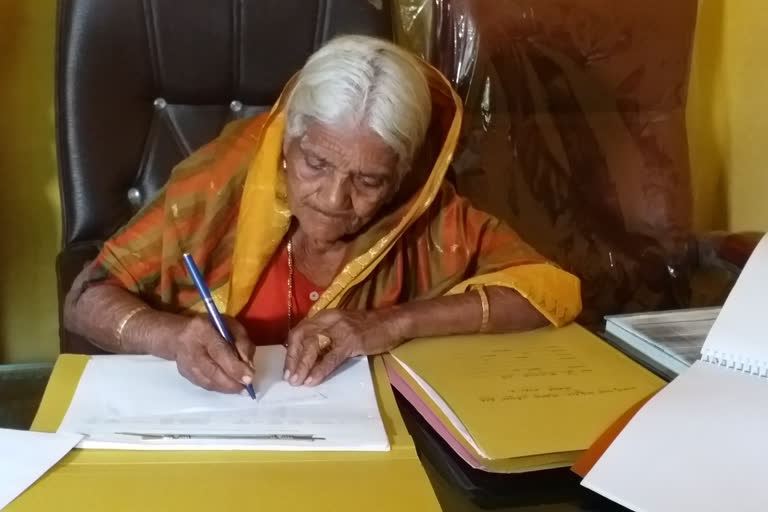 88-year-old Dakshiniyamma has been elected president of a gram panchayat  തദ്ദേശ തെരഞ്ഞെടുപ്പില്‍ വിജയിച്ച് എണ്‍പത്തിയെട്ടുകാരി  കര്‍ണാടക പഞ്ചായത്ത് തെരഞ്ഞെടുപ്പ് വാര്‍ത്തകള്‍  കര്‍ണാടക വാര്‍ത്തകള്‍  കൗതുകരമായ വാര്‍ത്തകള്‍  ഗ്രാമപഞ്ചായത്ത് പ്രസിഡന്‍റായി എണ്‍പത്തിയെട്ടുകാരി  old grandmother becomes president of Gram Panchayat!  old grandmother becomes president of Gram Panchayat  karnataka district news