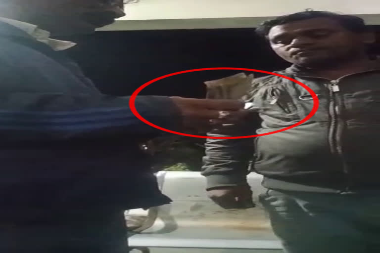 policeman taking bribe goes viral