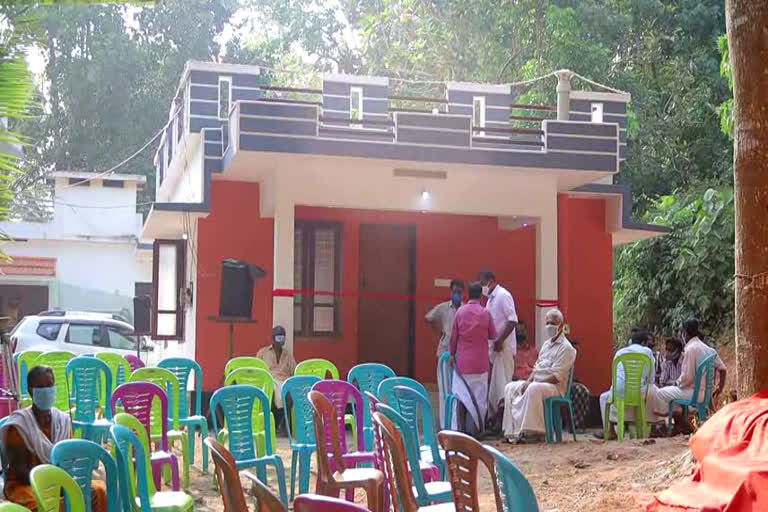 CPM activists provide houses to needy families  നിർധന കുടുംബത്തിന് വീട് വച്ച് നൽകി സിപിഎം പ്രവർത്തകർ  നിർധന കുടുംബത്തിന് വീട്  CPM activists provide house