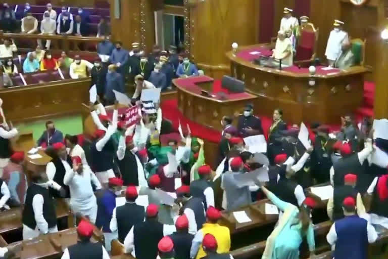 MLAs of Samajwadi Party sloganeer against, MLAs of Samajwadi Party sloganeer against the ruling BJP party, Samajwadi Party news, Samajwadi Party latest news, ಉತ್ತರಪ್ರದೇಶ ವಿಧಾನಸಭೆಯ ಬಜೆಟ್ ಅಧಿವೇಶನ, ಉತ್ತರಪ್ರದೇಶ ವಿಧಾನಸಭೆಯ ಬಜೆಟ್ ಅಧಿವೇಶನದಲ್ಲಿ ಸಮಾಜವಾದಿ ಪಕ್ಷ ವಾಕ್​ಔಟ್​, ಸಮಾಜವಾದಿ ಪಕ್ಷ, ಸಮಾಜವಾದಿ ಪಕ್ಷ ಸುದ್ದಿ,