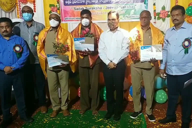 Collector Shashanka honors best drivers in karimnagar