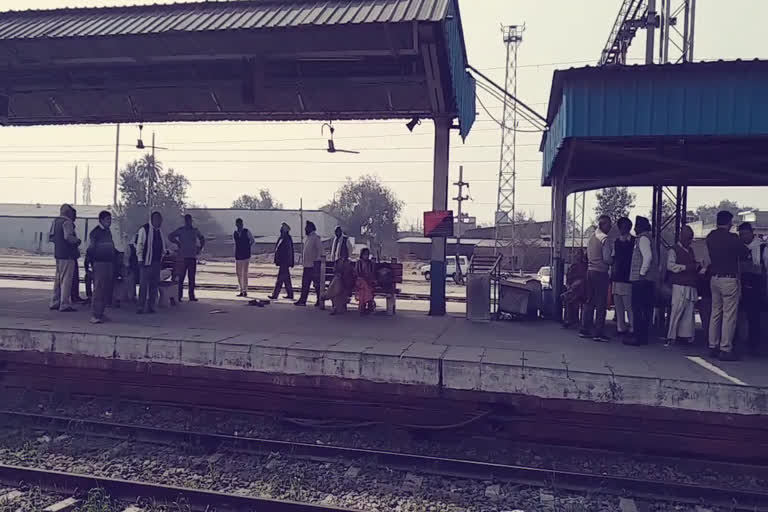 farmers-reaching-jagadhri-railway-station-to-stop-the-train-for-protest-against-agriculture-law