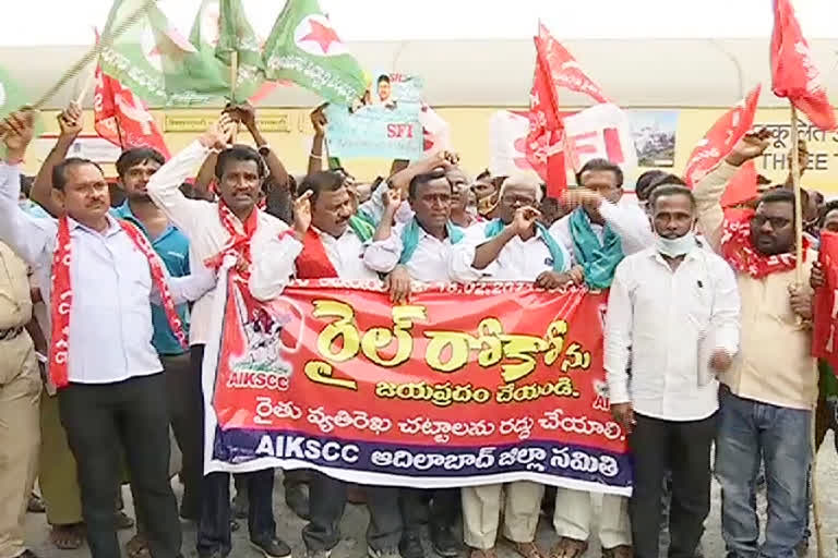 aikscc leaders protest in front of the railway station at adilabad