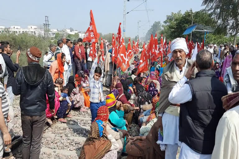 farmers sitting on the railway track against agriculture law in karnal