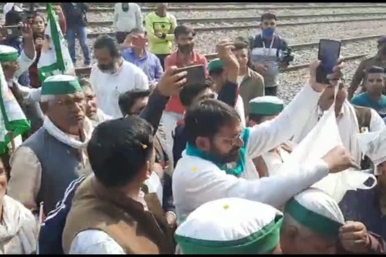 Farmers sitting on Modinagar railway track showers flowers in ghaziabad due to rail roko andolan