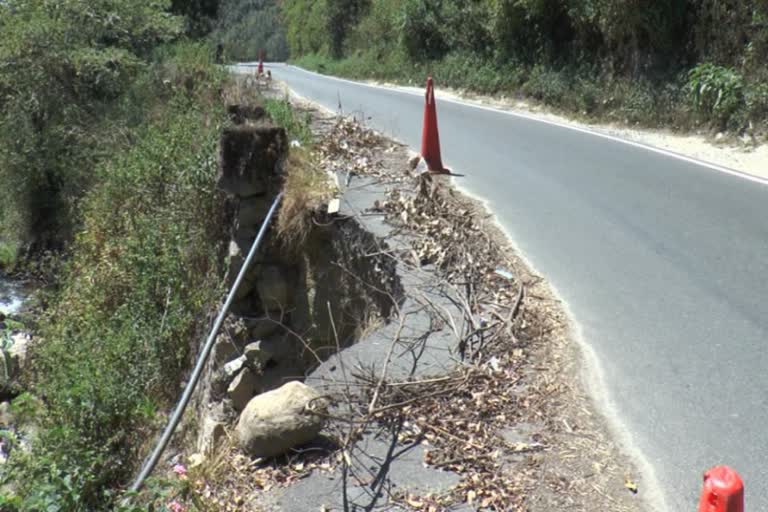 protective wall of the road collapsed in munnar  idukki  idukki news  idukki local news  റോഡിൻ്റെ സംരക്ഷണ ഭിത്തി തകർന്ന് രണ്ട് വർഷം  പുനര്‍നിര്‍മാണം വൈകുന്നു  ഇടുക്കി  ഇടുക്കി പ്രാദേശിക വാര്‍ത്തകള്‍