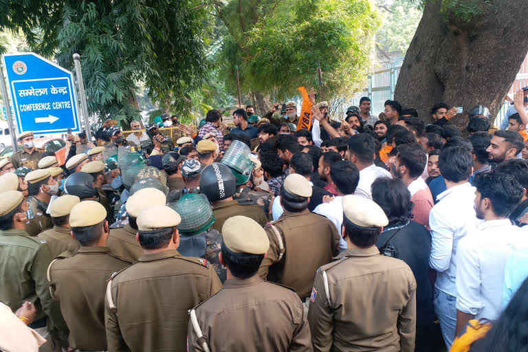 DU ABVP protest for Opening of University