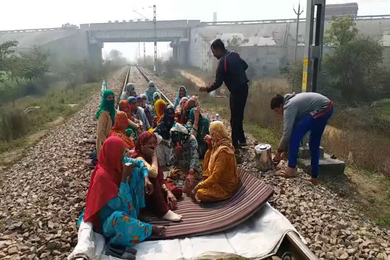 farmers jammed rohtak rewari via Jhajjar railway track