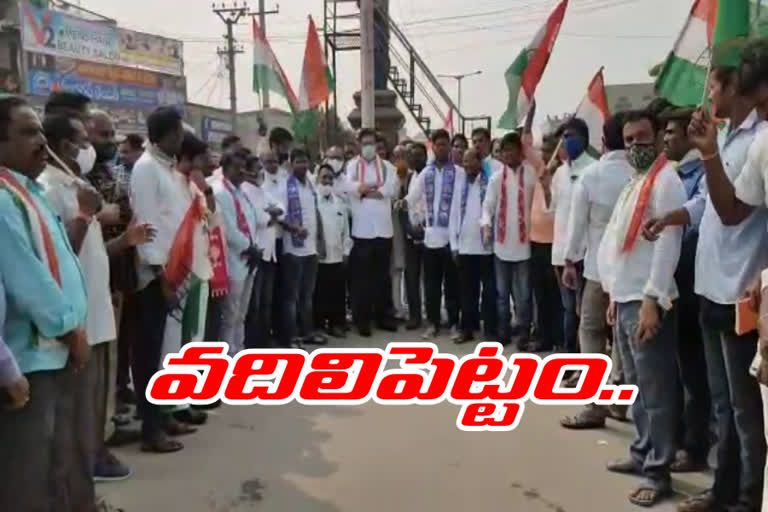 An all partys bandh was held in Manthani to protest the killing of lawyers