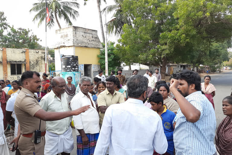 road block by karur people for water