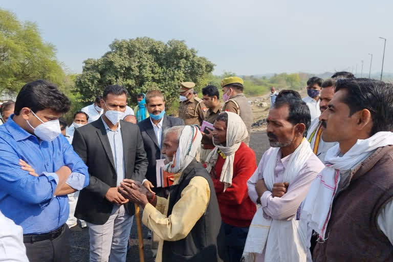 डीएम ने किया पथराई बांध का निरीक्षण