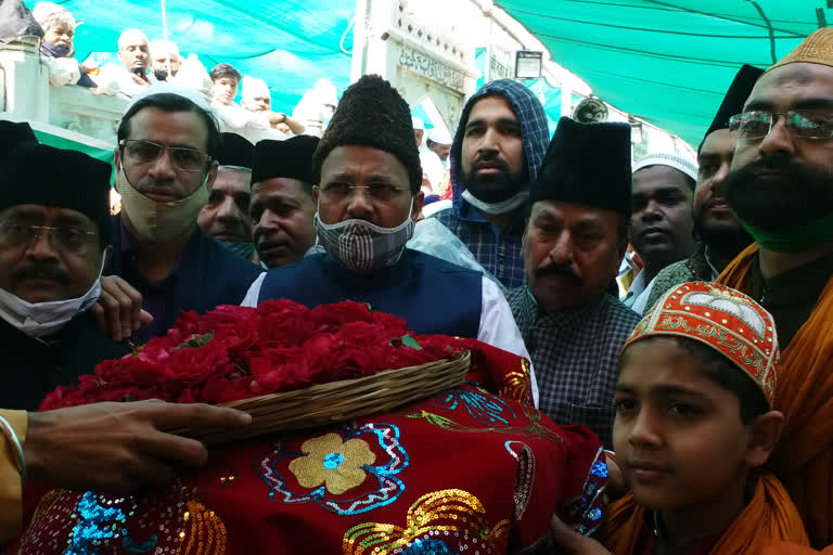 rajnath singh presented chador in ajmer shareef