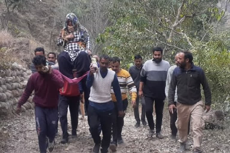 injured women transported in palki due to no road in garli sahal area of sarkaghat