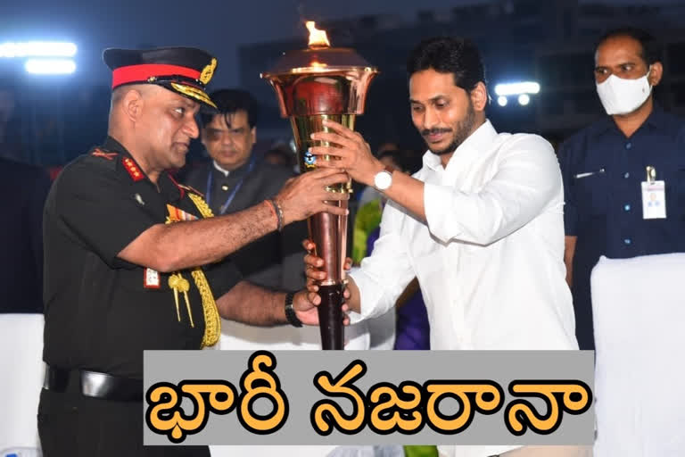 రియల్ హీరోలకు పది రెట్ల నజరానా పెంచుతున్నట్లు ప్రకటించిన సీఎం