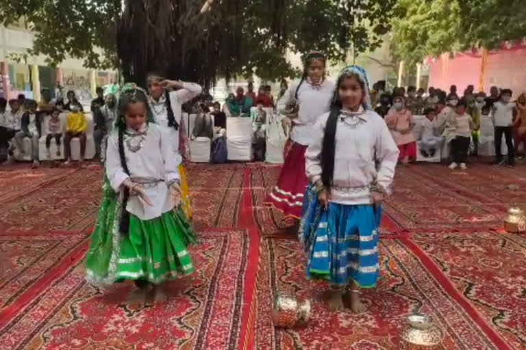 Girls presenting the program