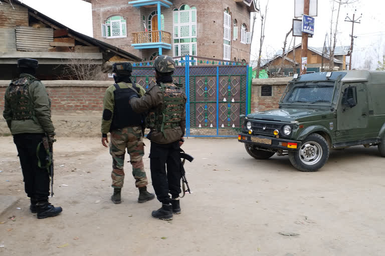 Encounter in Shopian  Jammu and Kashmir  Kashmir Zone Police  encounter in Jammu and Kashmir  ഷോപ്പിയാനില്‍ സുരക്ഷാസേനയും ഭീകരരും തമ്മില്‍ ഏറ്റുമുട്ടുന്നു  ഷോപ്പിയാനില്‍ സുരക്ഷാസേനയും ഭീകരരും  ഷോപ്പിയാന്‍ ഏറ്റുമുട്ടല്‍