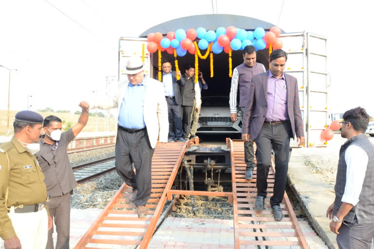 First batch of t 25 NMG vehicles arrived  at ranchi Mesra station