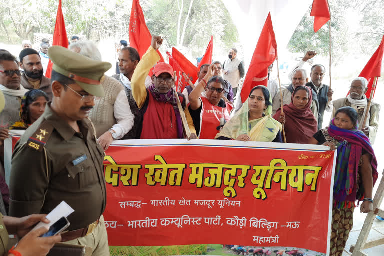 मजदूर यूनियन ने कृषि कानून के विरोध में डीएम के माध्यम से राष्ट्रपति को सौंपा ज्ञापन