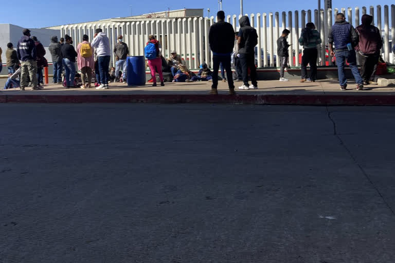 US lets in asylum-seekers stuck in Mexico