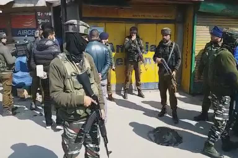 Srinagar terrorist attack  srinagar police attacked  jammu kashmir terrorist attack  ശ്രീനഗർ തീവ്രവാദി അക്രമണം  ശ്രീനഗർ പൊലീസിന് നേരെ അക്രമണം  ജമ്മു കശ്മീർ തീവ്രവാദി അക്രമണം