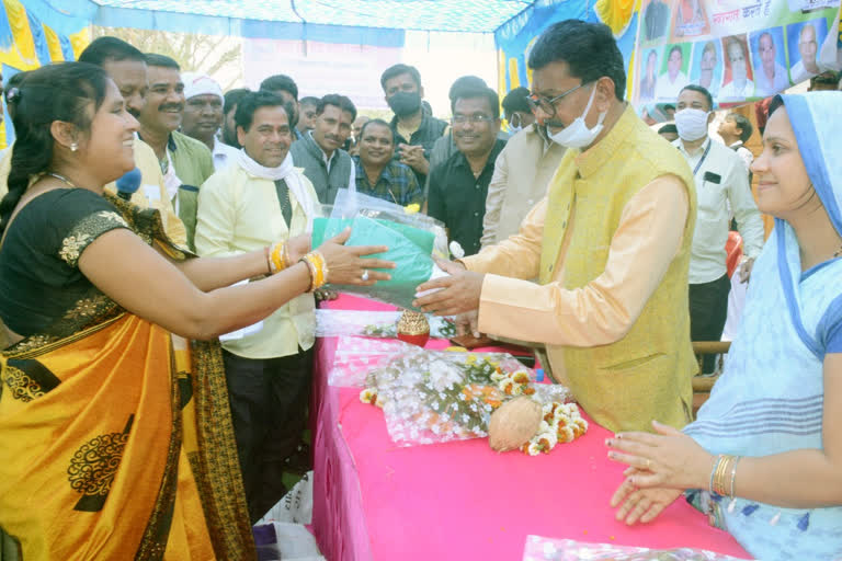 Charan Das Mahant inaugurated paddy purchase center building in janjgir champa