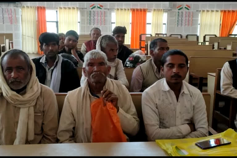 डीएम से मुलाकात कर किसानों ने चकबंदी विभाग के अफसरों पर लगाया भ्रष्टाचार का आरोप