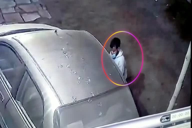 Car thief caught on CCTV in Ghaziabad