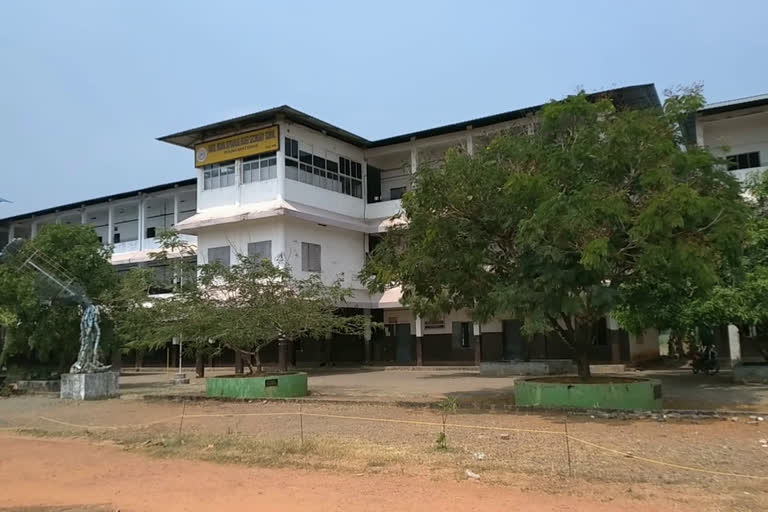 Covid confirmed to 75 students of Pookkarathara Darul Hidaya School in Edappal, Malappuram. Then the school closed.  Covid confirmed to 75 students of Pookkarathara Darul Hidaya School in Edappal, Malappuram  Then the school closed  Covid  Pookkarathara Darul Hidaya School  75 students  school closed  മലപ്പുറം എടപ്പാളിലെ ഒരു വിദ്യാലയത്തിലെ 75 കുട്ടികള്‍ക്ക് കൊവിഡ്; സ്കൂൾ അടച്ചു  75 കുട്ടികള്‍ക്ക് കൊവിഡ്  സ്കൂൾ അടച്ചു  പൂക്കരത്തറ ദാറുൽ ഹിദായ സ്കൂള്‍  കൊവിഡ്