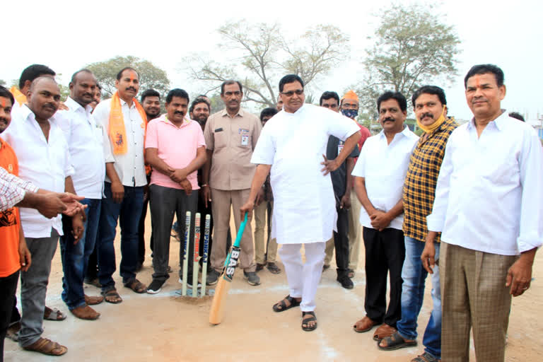 ex minister Jana Reddy took the cricket bat at haliya