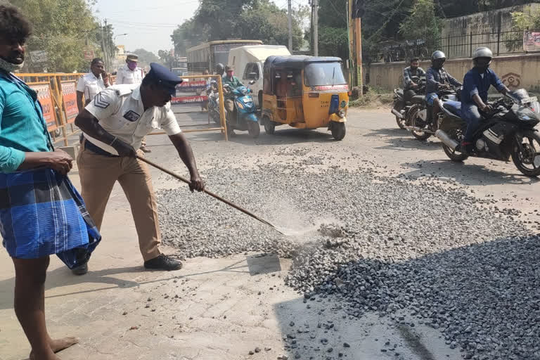 traffic police cleaned road in madrai