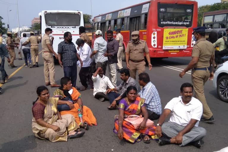 தமிழ்நாடு அரசு ஊழியர் சங்கங்கத்தினர் தலைமைச் செயலகம் முன்பு தீடீர் சாலை மறியல் போராட்டம்,