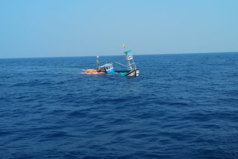 The boat drowned in deep sea in Karwar  boat drowned in Karwar  മത്സ്യബന്ധനത്തിന് പോയ ബോട്ട് മുങ്ങി  കർണാടകയിൽ ബോട്ട് മുങ്ങി  ദുർഗ ഭൈരവി