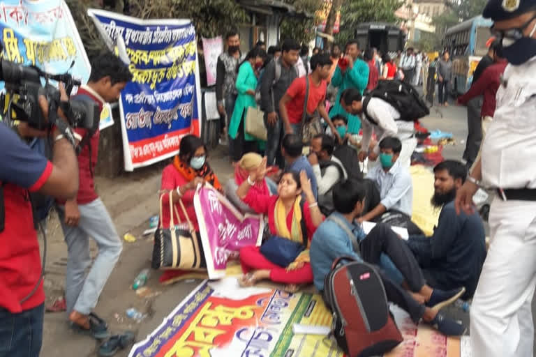 wb_kol_01_college_street_sitting_agitation_7204411