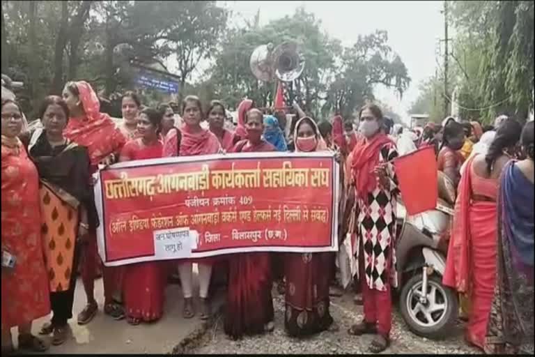 anganwadi-workers-demonstrated-in-bilaspur-with-their-demands