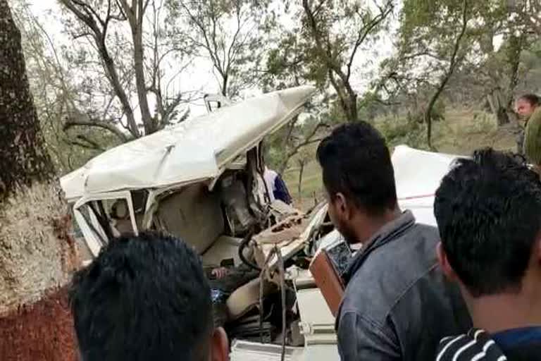 car-driver-dies-in-road-accident-in-pendra