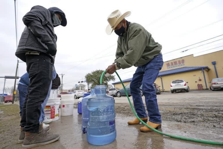 Texas power outages below 500,000 but water crisis persists