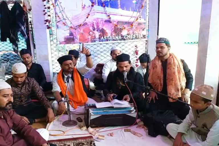 Urs Gharib Nawaz organized in Banaras, Devotees enjoyed listening the Qawwali