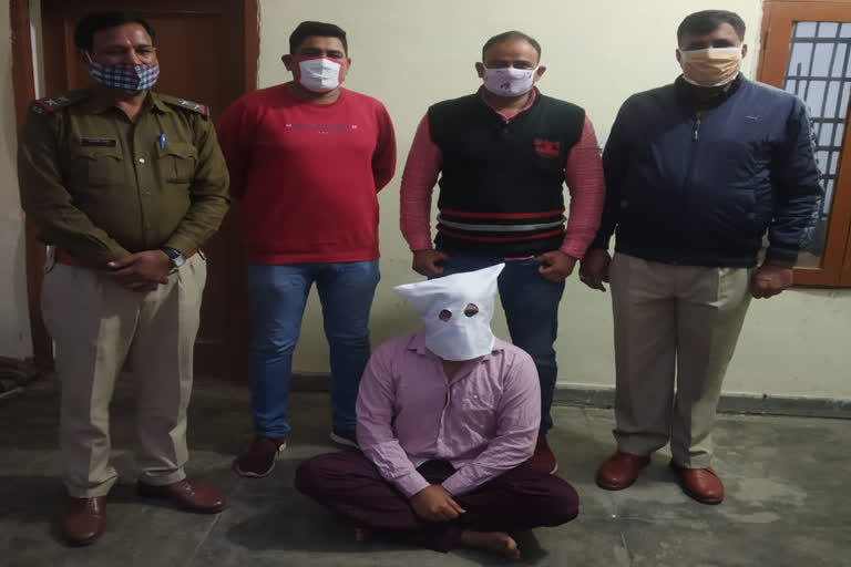 hisar-most-wanted-arrested-in-murder-case-with-fake-currency-of-rs-2-lakh