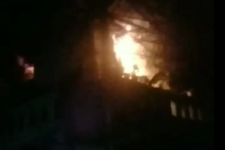 fierce fire broke out in a house located on the first floor of Ghaziabad