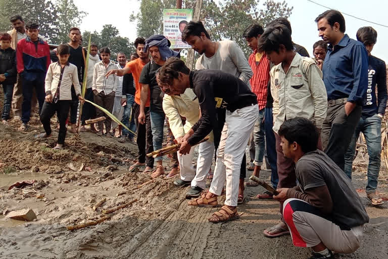 ग्रामीणों ने सड़क पर की गन्ने की बोआई.