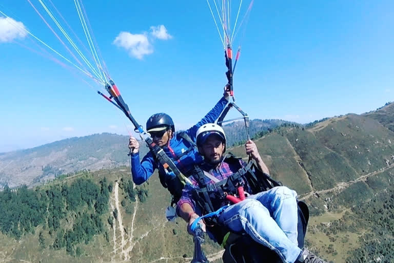 paragliding in Himachal,हिमाचल में पैराग्लाइडिंग