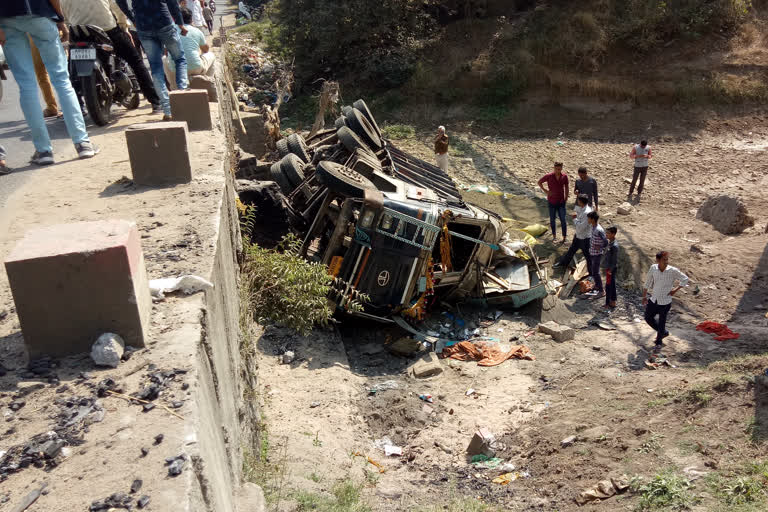 Truck fell into the river